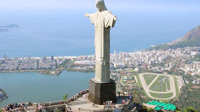 Portrait-contrasts-Rio-de-Janeiro-city.jpg