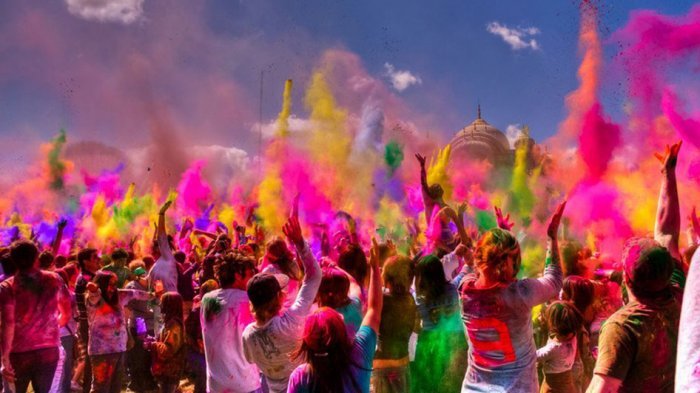 TmTrxZfbAIAxvJu8_HoliFestivalColor1.jpg