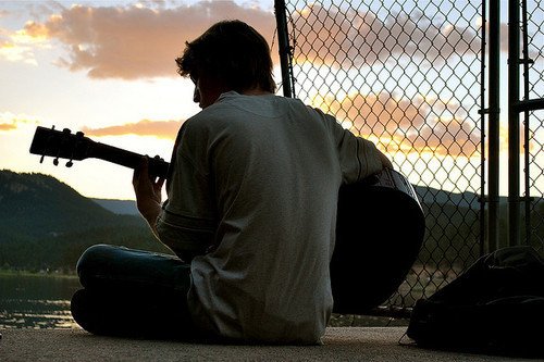 boy-guitar-sunlight-twilight-Favim.com-135443_large.jpg