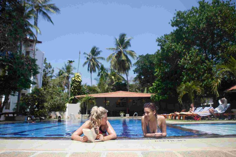 GISL-srilanka-unawatuna-travellers-accommodation-pool.jpg