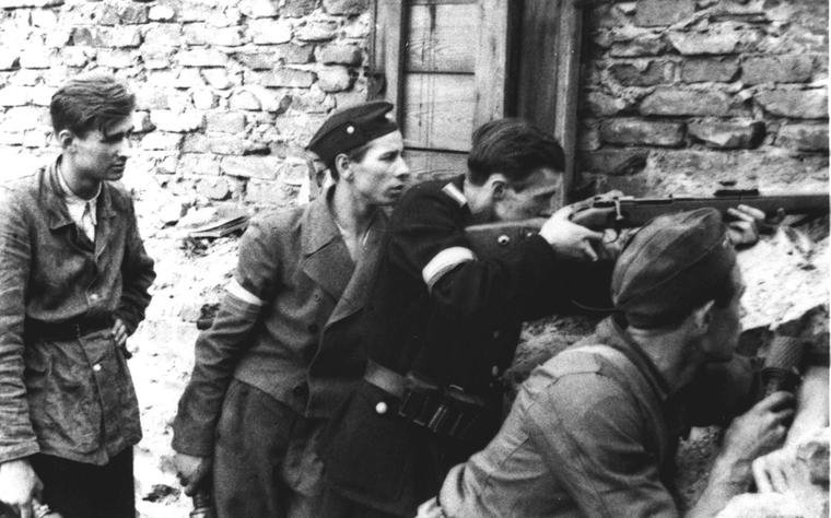 Warsaw_Uprising_-_Four_on_a_barricade.jpg