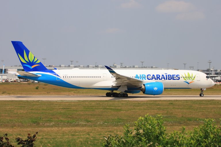 F-HNET Air Caraïbes -A359 (2).JPG