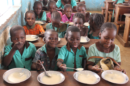 Cameroon-school-children-healthy-lunch-450w.png