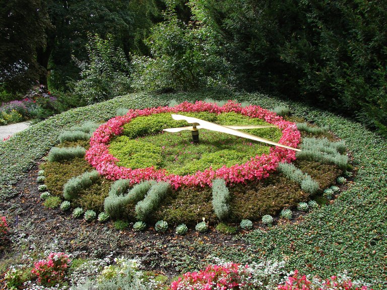 flower-clock-437945_1920.jpg