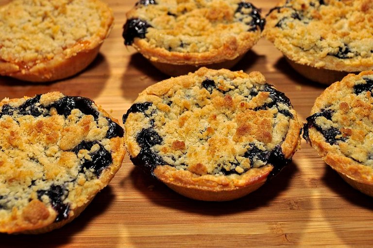 1200px-Miniature_blueberry_pies.jpg