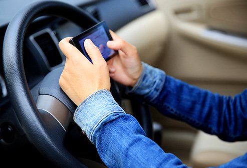 493ss_thinkstock_rf_woman_hands_texting_car.jpg