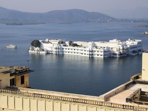 Rajasthan_Udaipur_The-beautiful-Lake-Palace-in-Udaipur.jpg