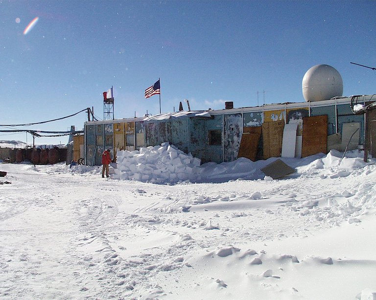 1200px-Russian_station_Vostok.jpg