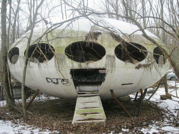 Abandoned 1968 Futuro House, Pennsylvania.jpg