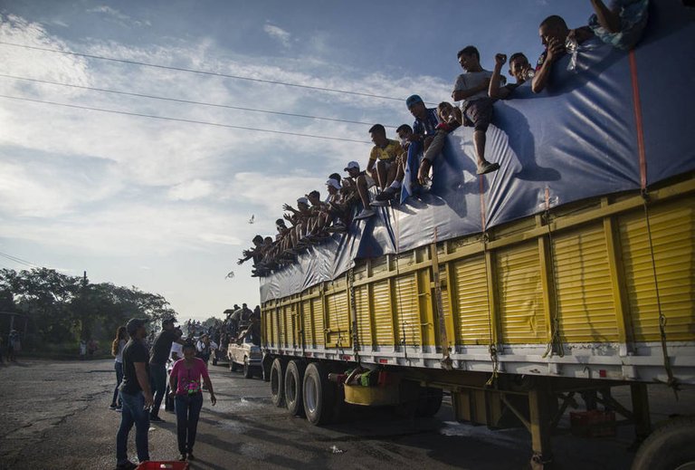 mxx10-tepanatepec-mexico-29-10-2018-integrantes-de-la-caravana-de-migrantes-centroamericanos-se-preparan-para-su-salida-desde-tepatepec-hacia-la-localidad-de-niltepec-en-el-estado-de-oaxaca-mexico-hoy-lunes-29-de-octu.jpg