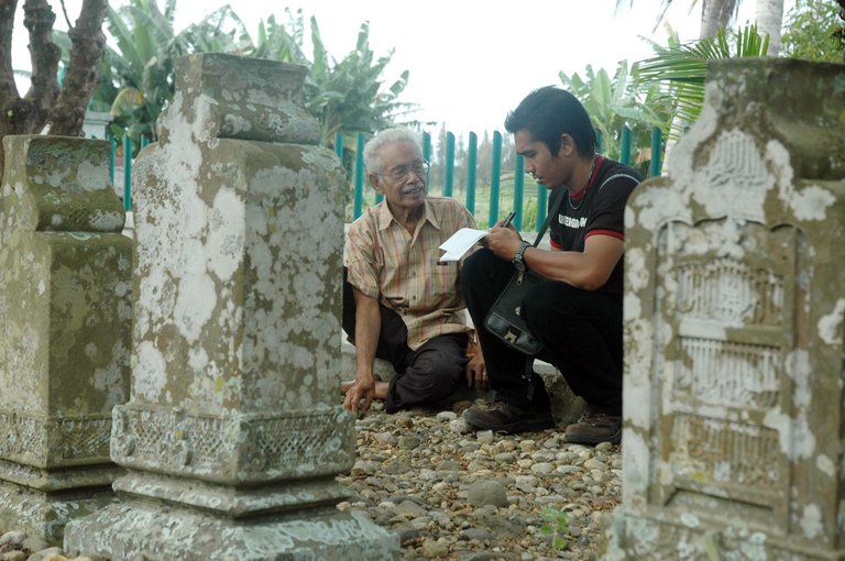 Bersama Penjaga Makam.jpg