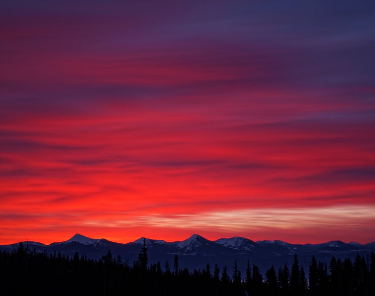 PA292976-sunrise-over-monashee-mountains-big-white-1200.jpg