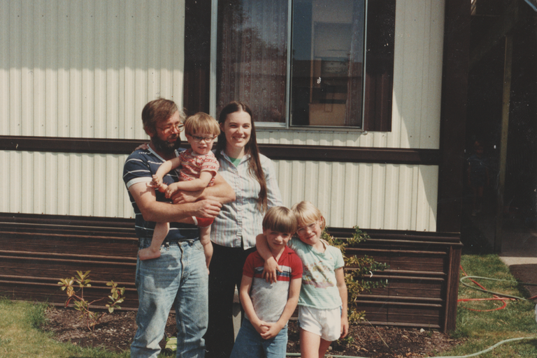 1987-08 Arnold Family All 5 Members B4 Crystals Birth in 1990 in front of 163 House CROPPED.png