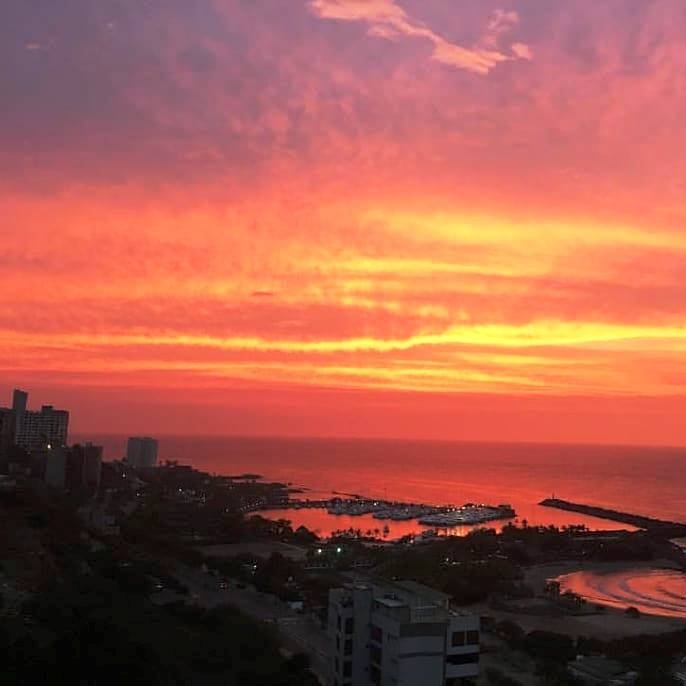 Atardecer playa grande vargas.jpg