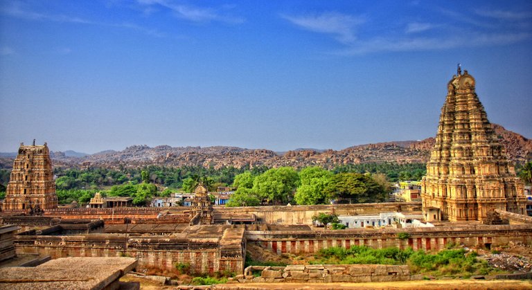 Hampi_virupaksha_temple.jpg