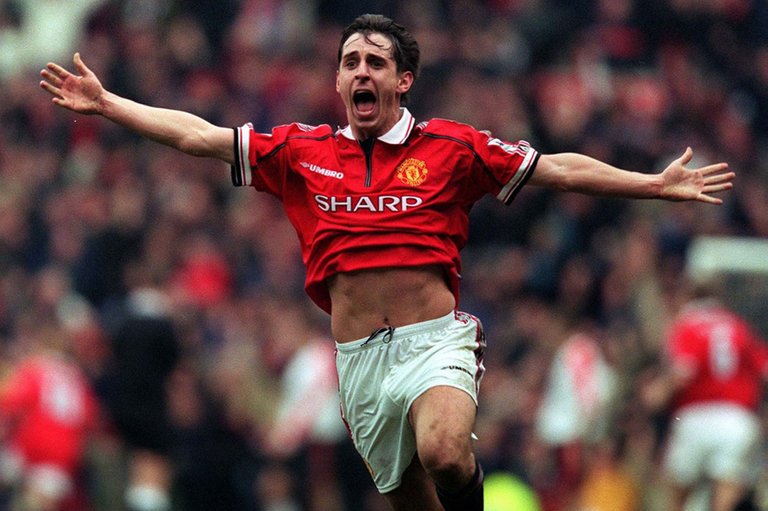 Gary-Neville-celebrates-victory-after-Manchester-United-beat-Liverpool-2-1-in-1999.jpg