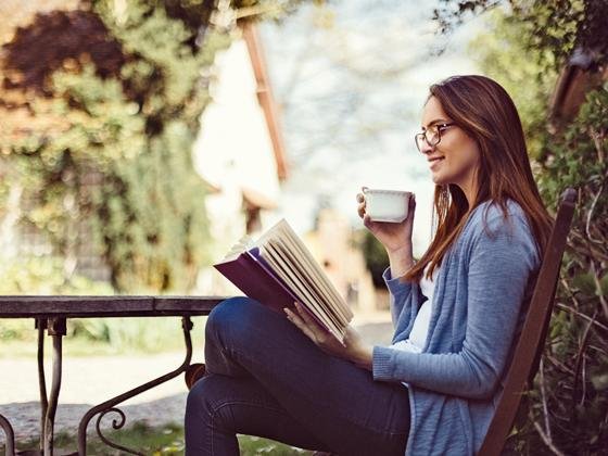 chica-leyendo-cafe-kUMD-U50931081982n4F-560x420@MujerHoy.jpg