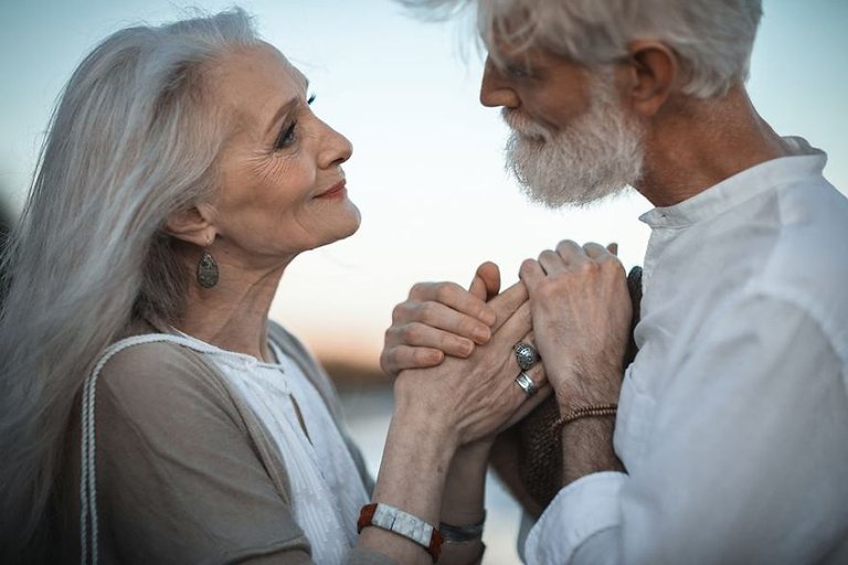 Russian-photographer-makes-wonderful-photos-with-an-elderly-couple-showing-that-love-transcends-time-597104a0c49a5__880.jpg