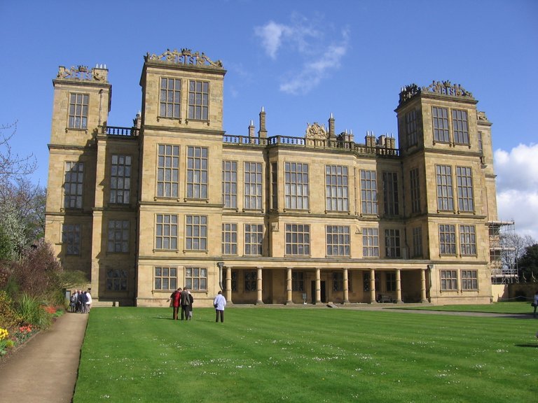 Hardwick_Hall_in_Doe_Lea_-_Derbyshire.jpg