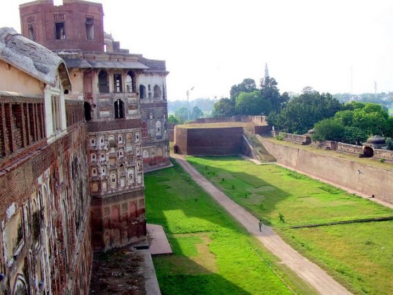 Shahi-Qila-570x428.jpg