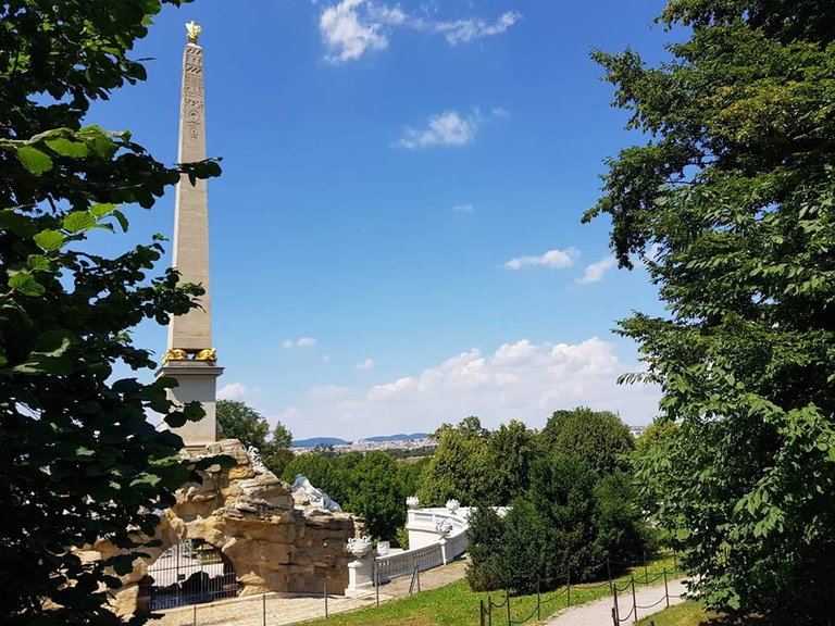 obelisk schönbrunn.jpg