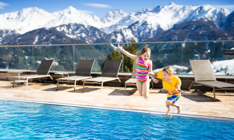 Single-Parent-Travel-Tips-Kid-Friendly-Hotel.jpg