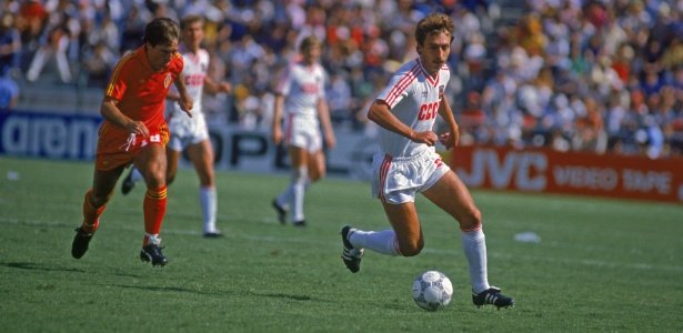 15jun1986---sergei-aleinikov-dir-da-uniao-sovietica-durante-jogo-contra-a-belgica-na-copa-de-1986-no-mexico-1530299328597_615x300.jpg