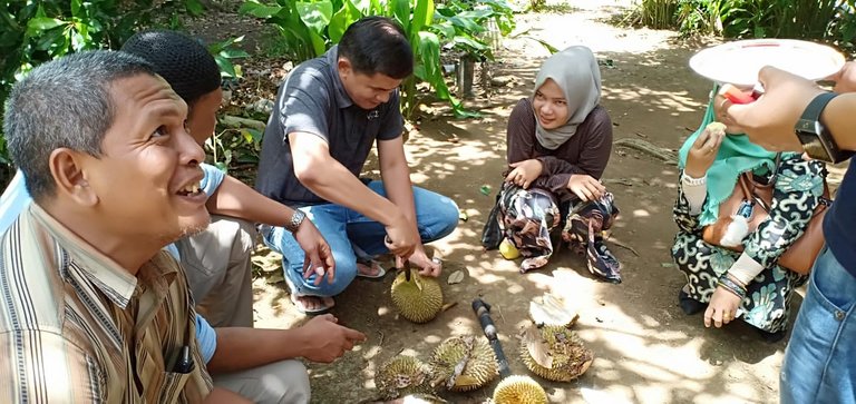 Makan Duren5- yusak.jpg