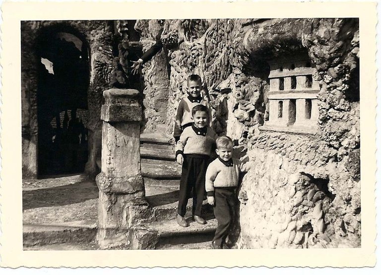 1961 01 - Thierry, Didier et Hervé - Palais du facteur Cheval.jpg