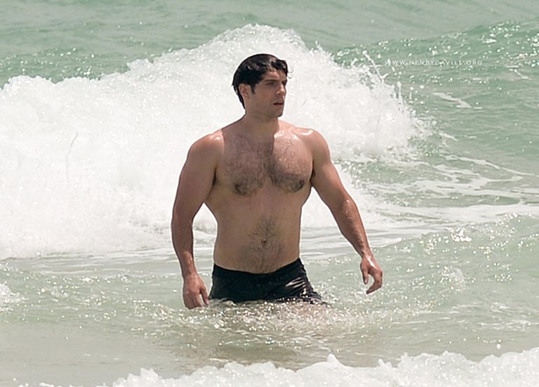 Henry-Cavill-Org-beach-013.jpg