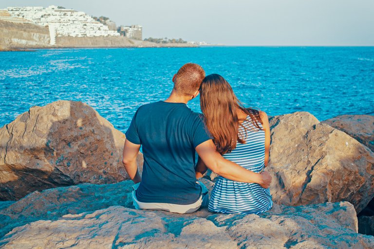 back-view-beach-couple-322088.jpg