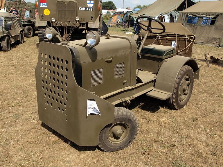 800px-Clark_Airfield_tractor_Clarktor_6_pic6.jpg