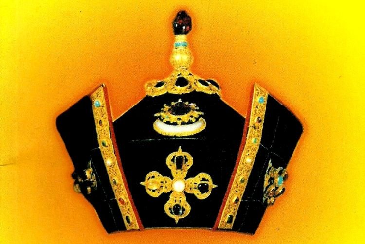 _black-crown-of-karmapas.jpg