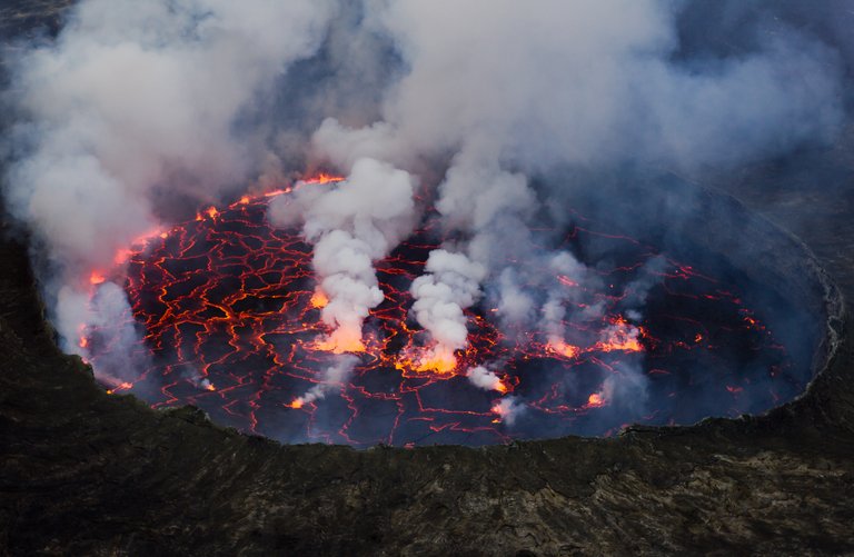 Lava_Lake_Nyiragongo_2.jpg