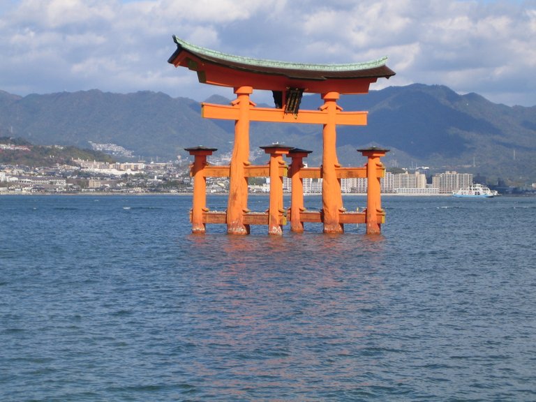 473 Itsukushima jinja with Tori (24).JPG