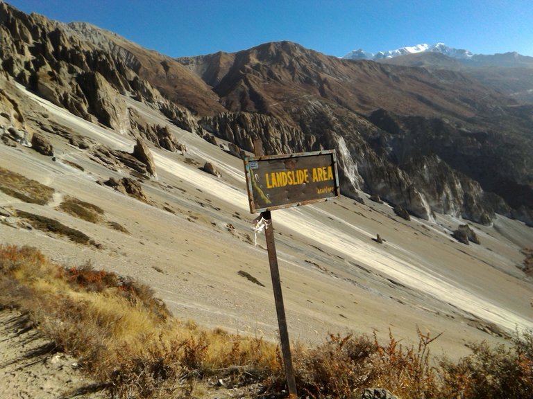 Tilicho_lake_path_bis.jpg