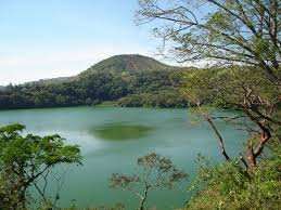 Laguna_Encantada_Fondo_Cerro_El_venado.jpg