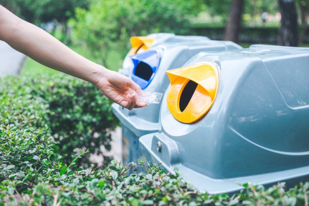 mano-arrojando-una-bolsa-de-plastico-en-el-contenedor-conceptos-de-conservacion-ambiental-y-calentamiento-global_35708-418.jpg