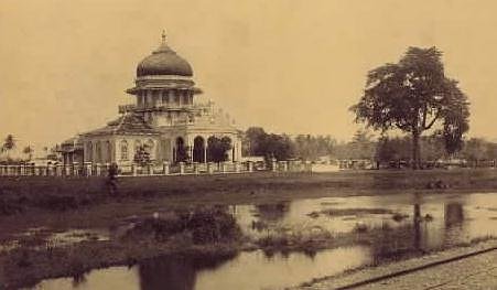 Foto uit 1895, de Missigit Beitoe Rahman, net weer opgebouwd door de Nederlanders na hem eerst zelf verwoest te hebben.jpg