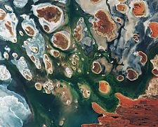 Lake_MacKay_Australia.jpg