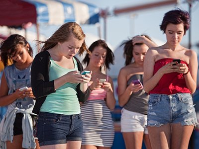 psychguides-shutterstock115123381-teens_addicted_to_their_phones-feature_image.jpg