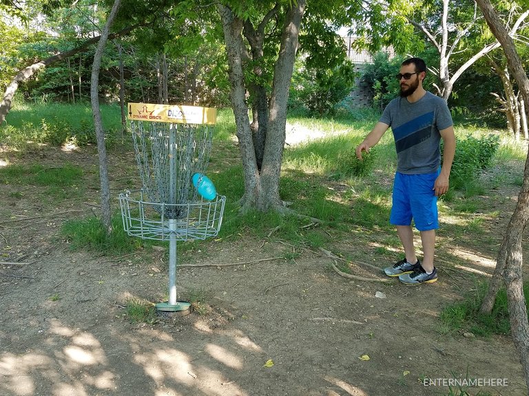 steemit-enternamehere-discgolf-jimmyporter_hole4-putt.jpg