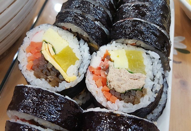 Cheese_gimbap_and_tuna_gimbap.jpg