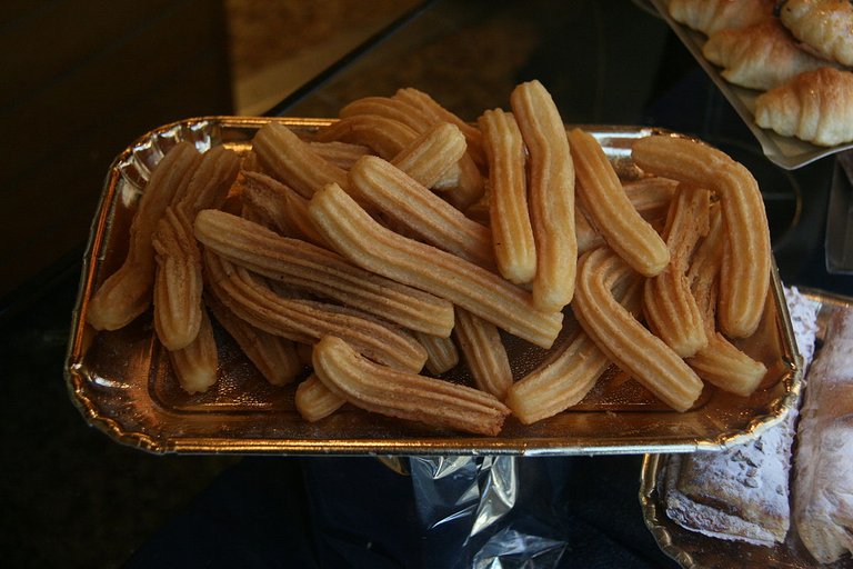 1200px-Bandeja_de_churros.jpg