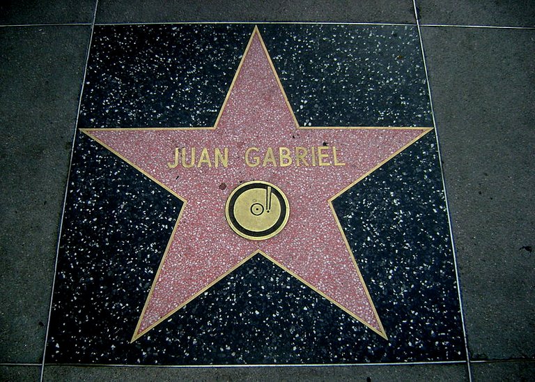 800px-Juan_Gabriel_Hollywood_Star.jpg