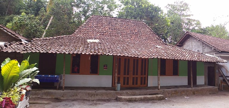 010B Objek wisata Rumah joglo - Penting Sari.jpg