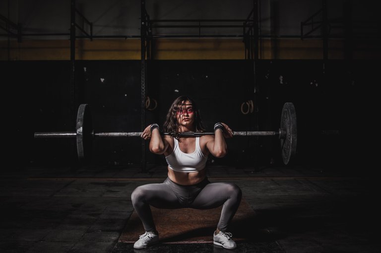 woman-lifting-barbell-1552249.jpg