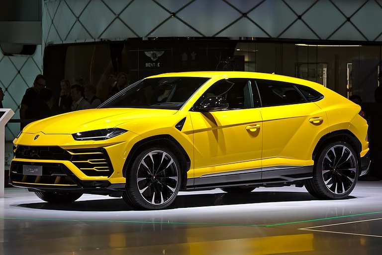 800px-Lamborghini_Urus_20180306_Genf_2018.jpg