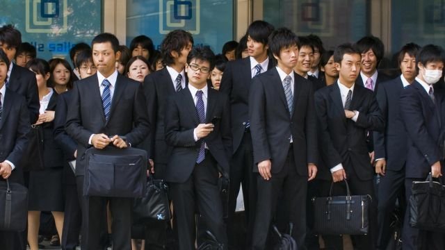 14-de-hombres-jóvenes-japoneses-invierten-en-criptomonedas.jpg