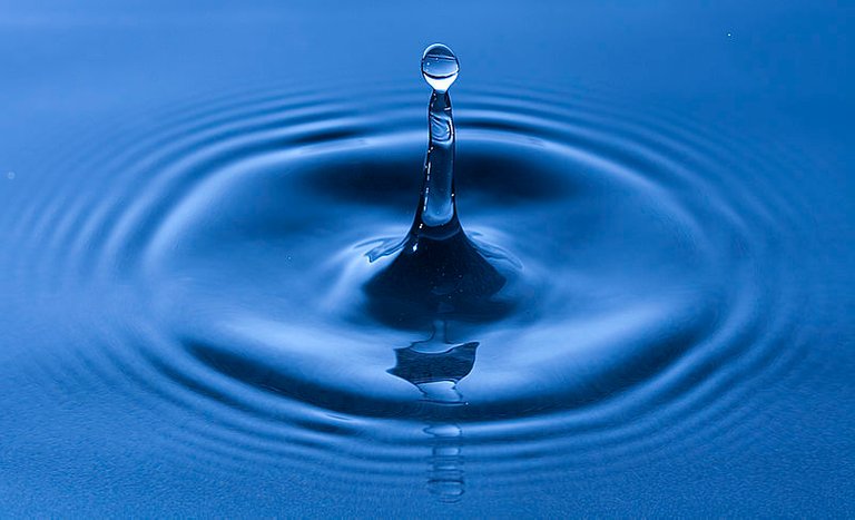 800px-Water_drop_impact_on_a_water-surface_-_(1).jpg